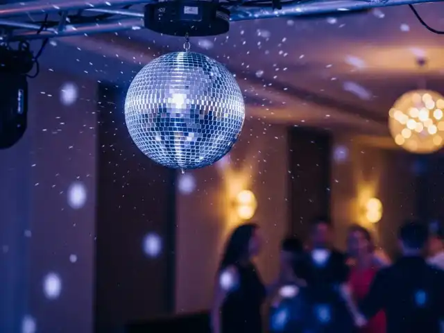 Renta de bolas disco en CDMX para eventos y bodas profesionales