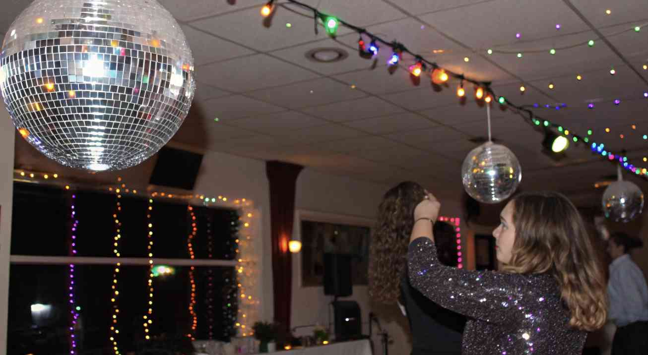 Iluminación y Bolas Disco: El Centro de Tu Celebración